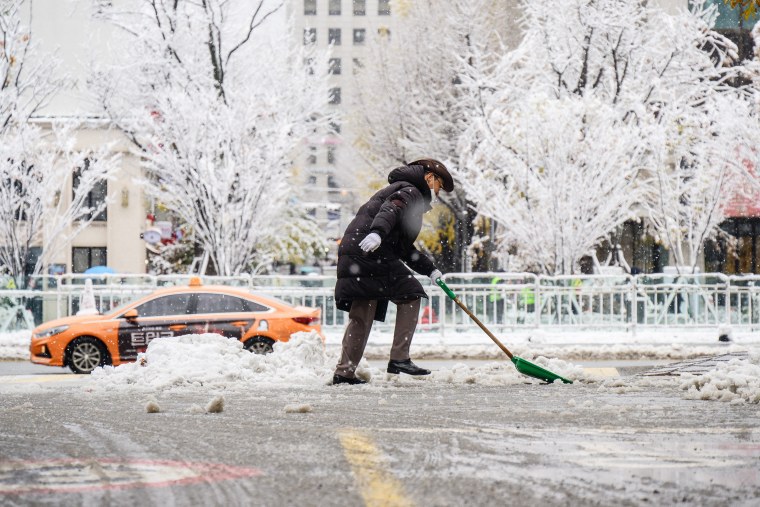 According to the state weather agency, more than 16 centimeters of snow blanketed capital city Seoul on Wednesday, marking the biggest snowfall in November since modern weather observations began in 1907. 