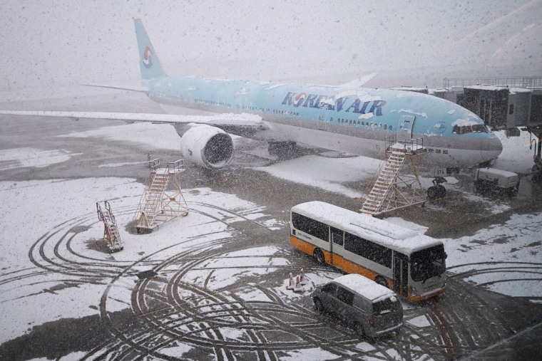 According to the state weather agency, more than 16 centimeters of snow blanketed capital city Seoul on Wednesday, marking the biggest snowfall in November since modern weather observations began in 1907. 