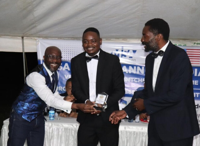 Golden Matonga accepting the 2022 MISA Malawi Award for Investigative Journalist of the Year, Electronic