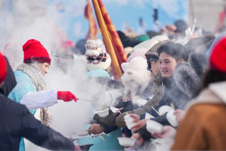 Marking the beginning of Harbin's ice collecting season, the fifth ice collecting festival kicked off here by the Songhua River on Saturday, attracting lots of people with ice collecting ceremony and performances. 