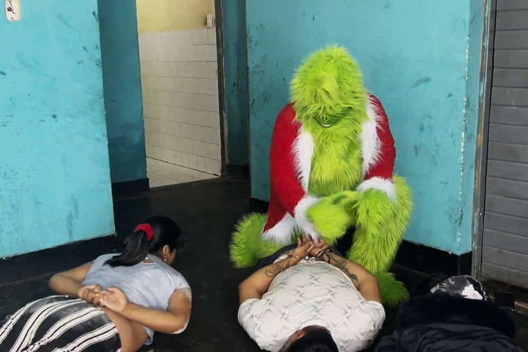 A Peruvian police squad, with an agent dressed as the popular Christmas character The Grinch, captured a gang dedicated to micro-drug trafficking in an operation carried out over the weekend south of Lima.