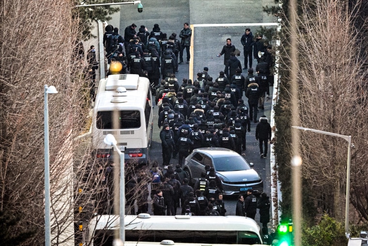 Image:Police officers enter the compound of the presidential residence of impeached South Korea President Yoon Suk Yeol