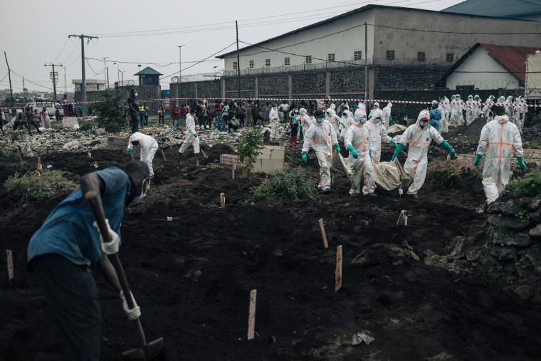 At least 700 people have been killed and 2,800 people injured since Sunday in intense fighting in Goma, the capital of the Democratic Republic of Congo's North Kivu province, a UN spokesman said Friday. 