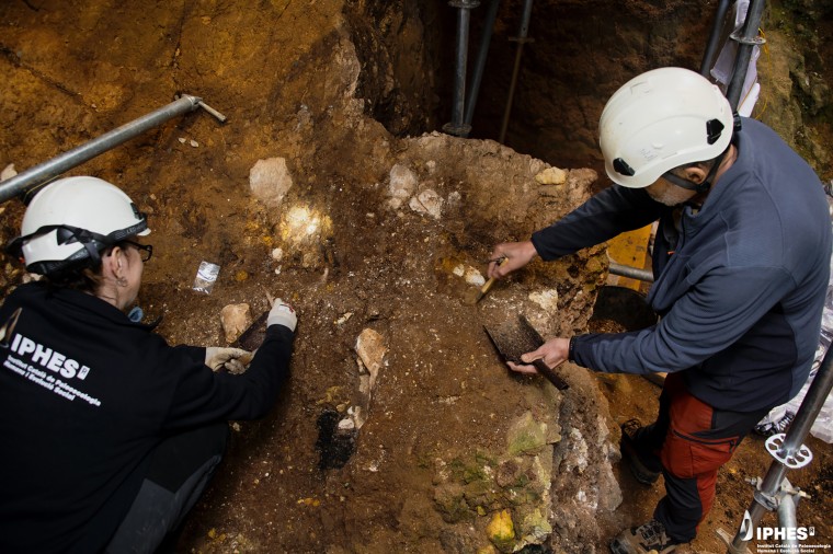 Archaeological excavation work of the Sima del Elefante.
